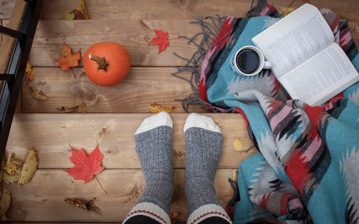 Otoño en un balcón con mucha vida: ideas de decoración para decorar tu balcón en otoño